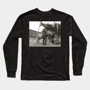 Maroc - Maréchal ferrant sur le marché Long Sleeve T-Shirt